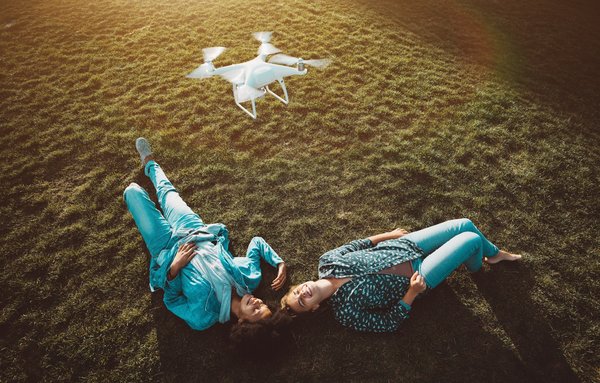 Comment maîtriser les courses de drones dans les jeux futuristes ?